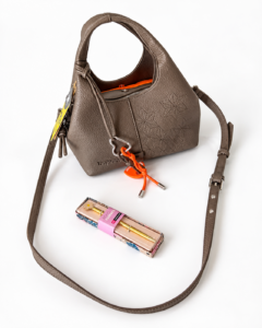 Bolso taupe y esencia bohemia